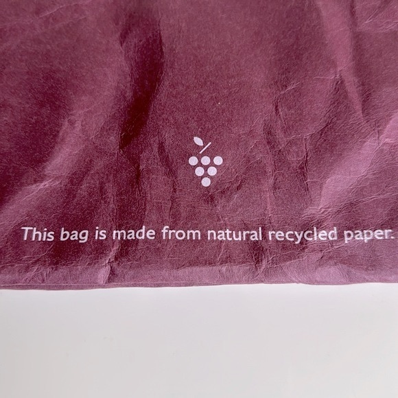 FREE ADD ON (with purchase) Caudalie cosmetic bag - Picture 6 of 7